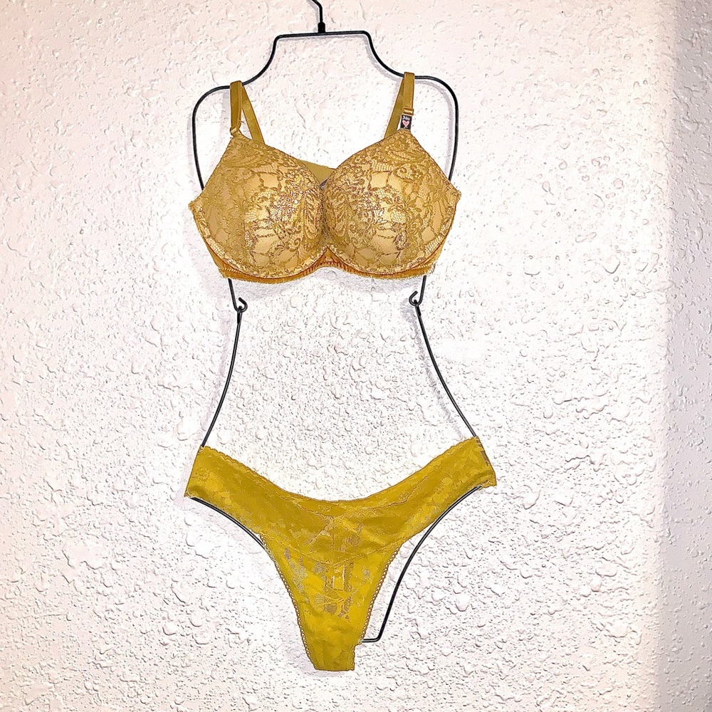 NWT Victoria’s Secret Push-Up and Thong 😱